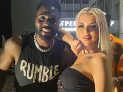 Кой е късметлията? Джейсън Деруло гушна родна фолкзвезда