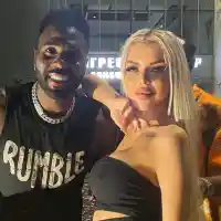 Кой е късметлията? Джейсън Деруло гушна родна фолкзвезда