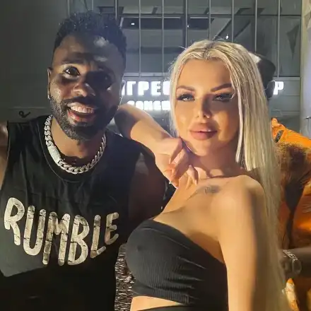 Кой е късметлията? Джейсън Деруло гушна родна фолкзвезда