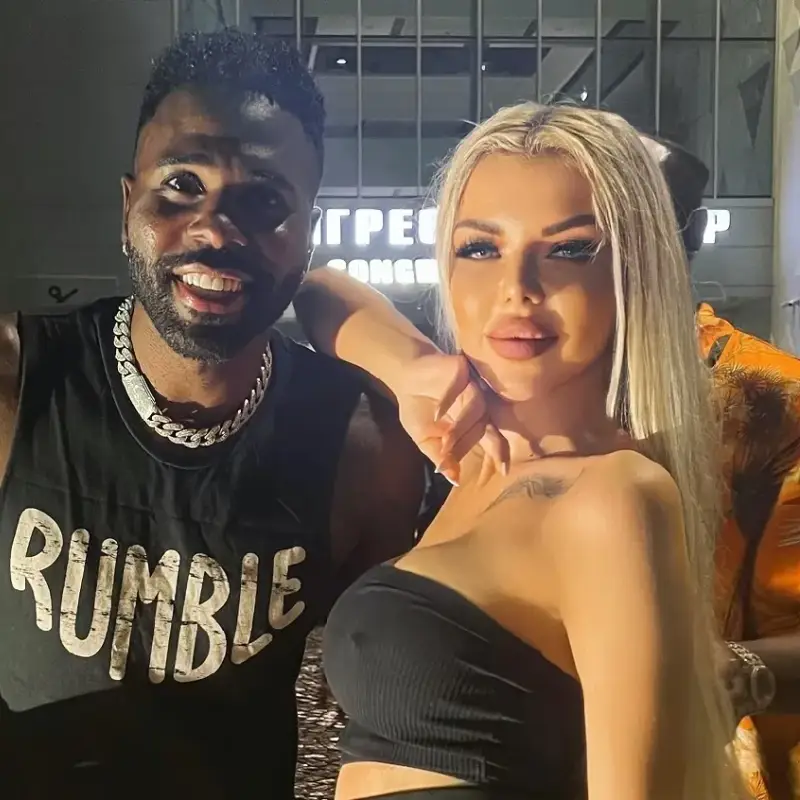 Кой е късметлията? Джейсън Деруло гушна родна фолкзвезда