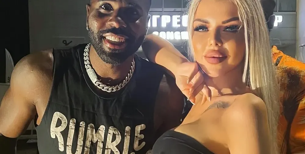 Кой е късметлията? Джейсън Деруло гушна родна фолкзвезда