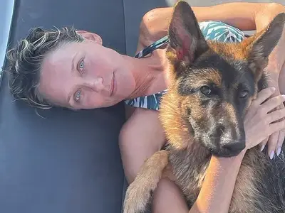 Койна Русева се пусна по монокини с любимата овчарка (Снимка)