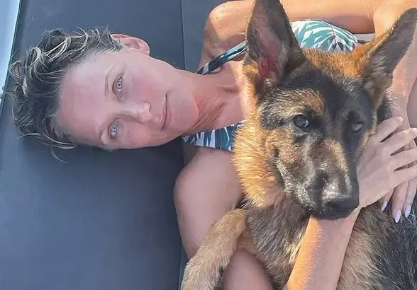 Койна Русева се пусна по монокини с любимата овчарка (Снимка)