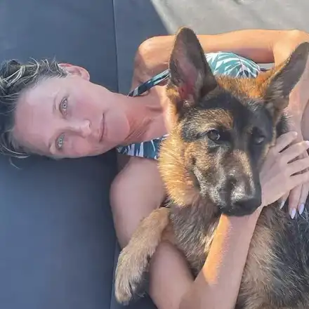 Койна Русева се пусна по монокини с любимата овчарка (Снимка)