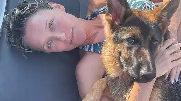 Койна Русева се пусна по монокини с любимата овчарка (Снимка)