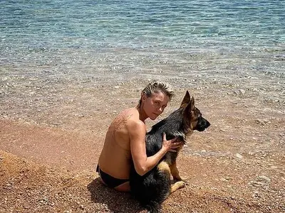 Койна Русева се пусна по монокини с любимата овчарка (Снимка)