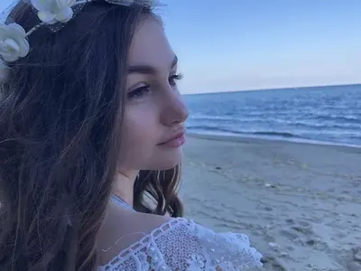 Крисия няма време за море, събира тен на терасата