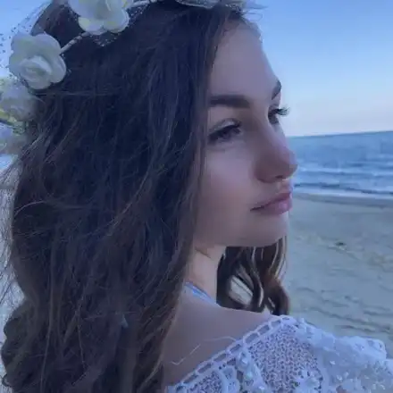 Крисия няма време за море, събира тен на терасата