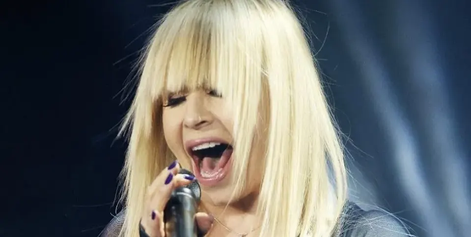 Лили печели от гривни и тениски