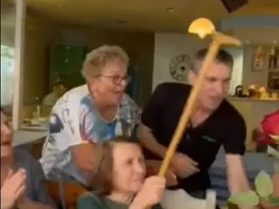 Майката на Въргала танцува, развява бастун след инсулта (Снимки)