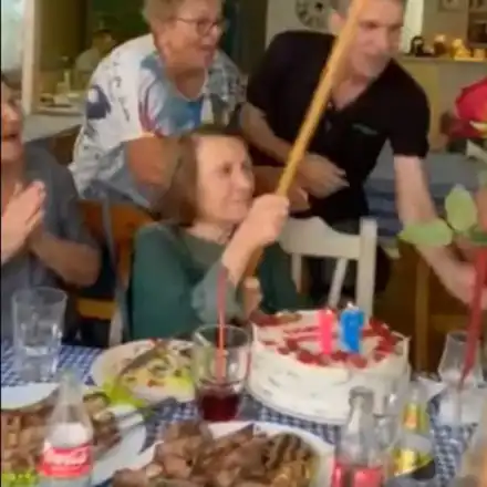 Майката на Въргала танцува, развява бастун след инсулта (Снимки)