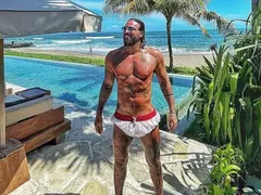 Мъжка кифла! Джизъса опъна бръчки