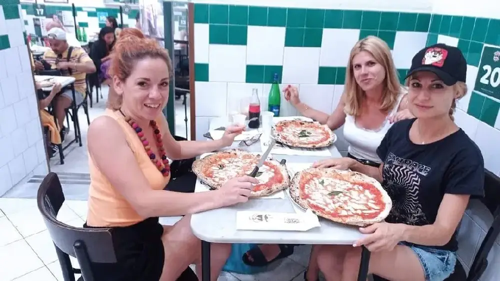 Мария Цънцарова заряза децата и хукна за Неапол (Снимки)