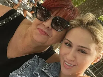 Мария Бакалова разхожда майка си из Ел Ей, води я на тузарски вечери (Снимки)