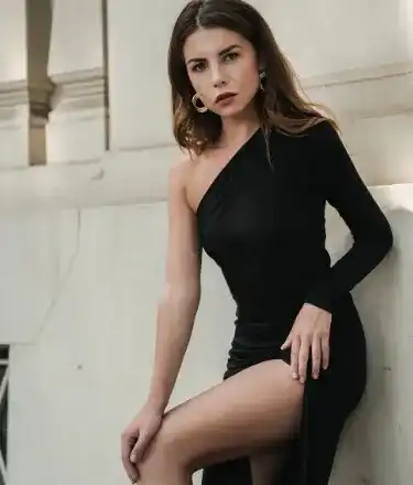 Милосърдие! Зайче на „Плейбой“ спасява бежанци