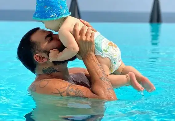 Мистерията с бебето на Азис е разкрита