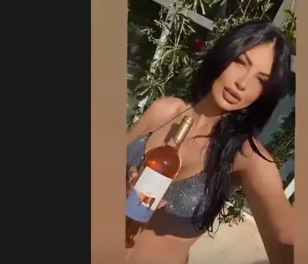 Не е за хора със слаби сърца! Вижте как Мис България се къпе с… вино! (ВИДЕО)