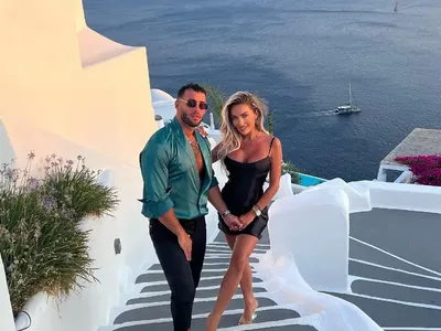 Не спира да я глези! Златка и Карен пак на Санторини