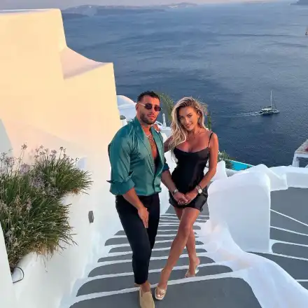 Не спира да я глези! Златка и Карен пак на Санторини