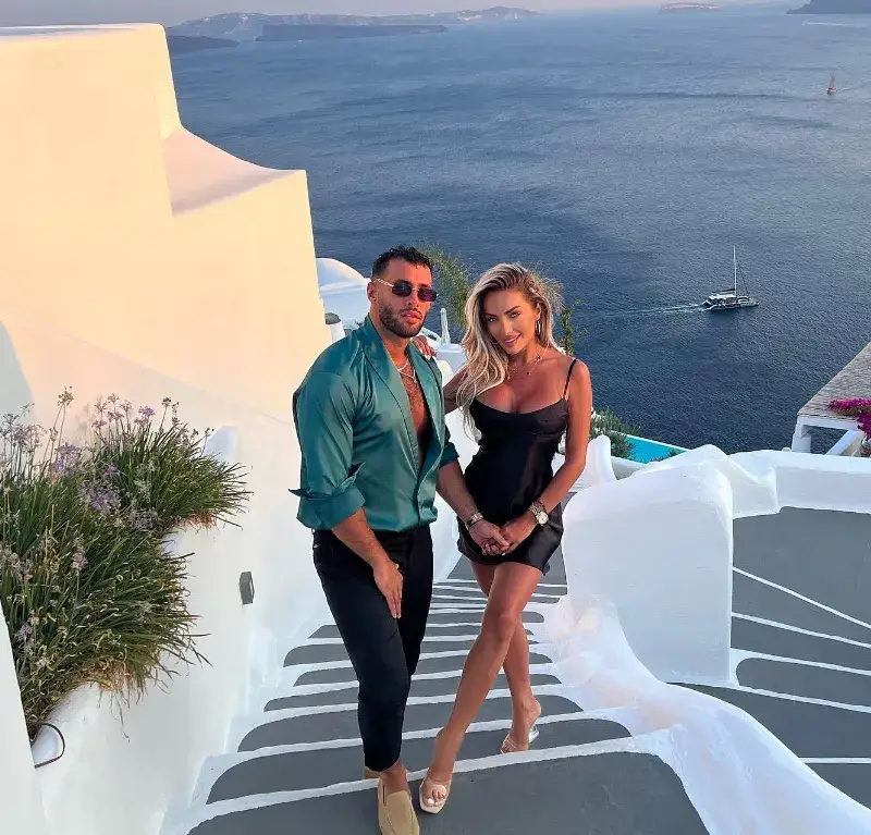 Не спира да я глези! Златка и Карен пак на Санторини