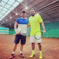 Ненчо и Джизъса играят тенис