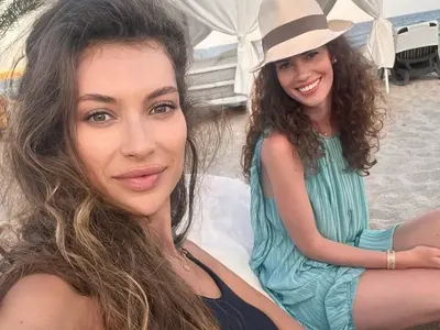 Никол Станкулова на 34 г. с приятелки на море