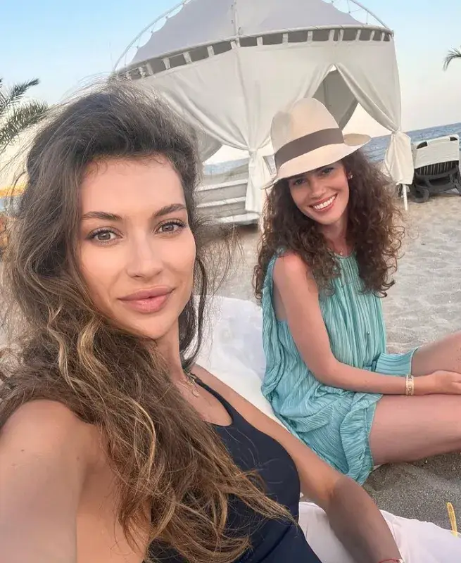 Никол Станкулова на 34 г. с приятелки на море