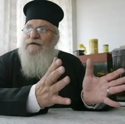 Отец Иван и 200 души тънат в мизерия