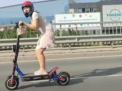 Пазете се! Емили с тротинетката: Купувам си мотор