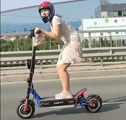 Пазете се! Емили с тротинетката: Купувам си мотор