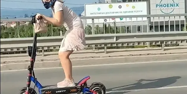 Пазете се! Емили с тротинетката: Купувам си мотор