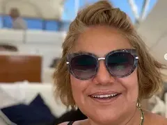 Потрес:  Марта Вачкова прикри „бухналото“ си шкембе, но щедро разголи гръд (Снимка)