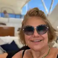 Потрес:  Марта Вачкова прикри „бухналото“ си шкембе, но щедро разголи гръд (Снимка)