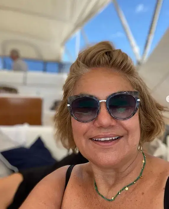 Потрес:  Марта Вачкова прикри „бухналото“ си шкембе, но щедро разголи гръд (Снимка)