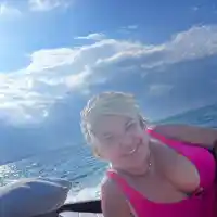 Потрес:  Марта Вачкова прикри „бухналото“ си шкембе, но щедро разголи гръд (Снимка)