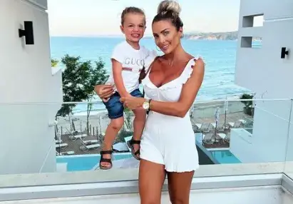 Русата Златка избра Созопол за море с детето