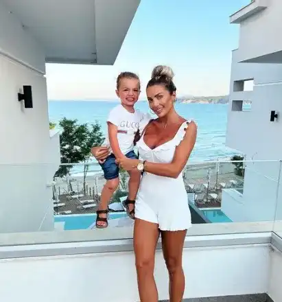 Русата Златка избра Созопол за море с детето