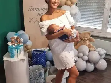 Синоптичката Стефани с пищна погача за бебето