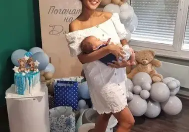 Синоптичката Стефани с пищна погача за бебето