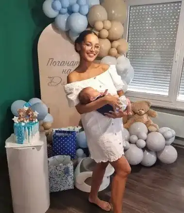 Синоптичката Стефани с пищна погача за бебето