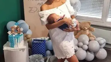 Синоптичката Стефани с пищна погача за бебето