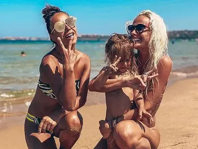 Снахата на Халваджиян събира погледи на плажа, гледа сама децата си (Снимки)