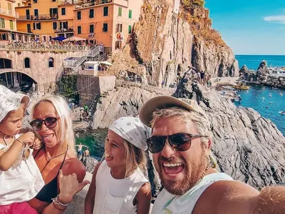 Снахата на Халваджиян събира погледи на плажа, гледа сама децата си (Снимки)