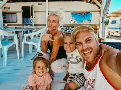 Снахата на Халваджиян събира погледи на плажа, гледа сама децата си (Снимки)