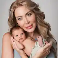 Тоца мъкне новороденото по фотосесии (Снимки)