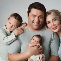 Тоца мъкне новороденото по фотосесии (Снимки)