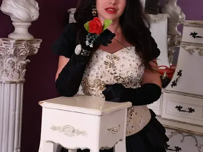 ТВ водещата Ива Сапунджиева нарисува картина с 22-каратово злато (Видео + снимки)