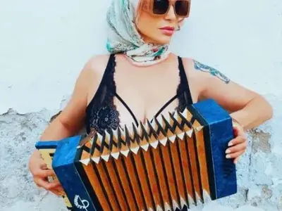 Ваня Щерева свири на акордеон