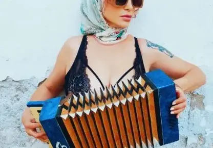 Ваня Щерева свири на акордеон