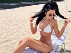Венцислава Тафкова се налива с вино на Миконос